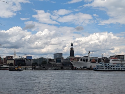 2× zoom takes me closer to the other side of the Elbe.