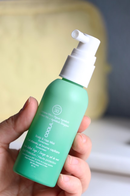 Der Scalp & Hair Mist Sonnenschutz von Coola hat ein handliches Format.