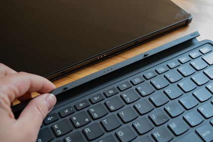 Die Tastatur lässt sich magnetisch befestigen. 