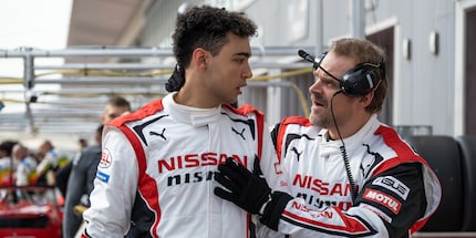 Mardenborough (Archie Madekwe) und Salter (David Harbour) formen ein starkes Rookie-Team.