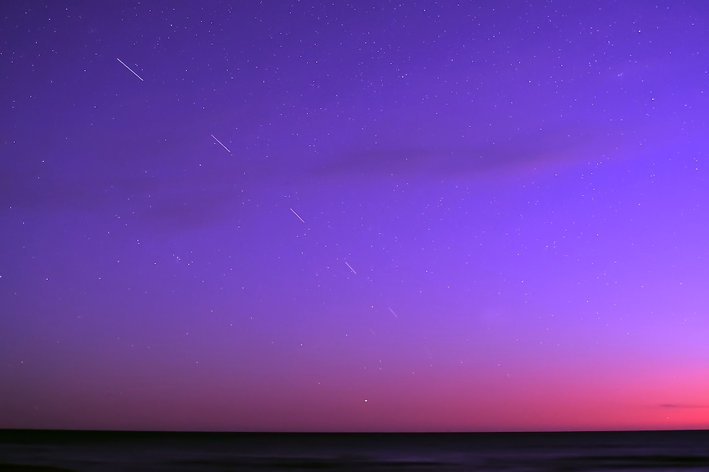 Aufnahme von Starlink-Satelliten: Nicht jeder hat Freude an Starlink – etwa in der Astronomie sorgen die Satelliten mit Lichtverschmutzung für Probleme.