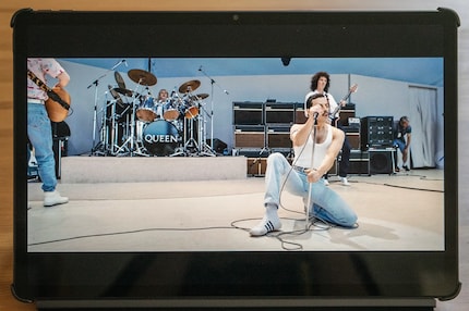 Der Film Bohemian Rhapsody lässt sich super auf dem Tablet schauen – ja, live wär mir Queen auch lieber.