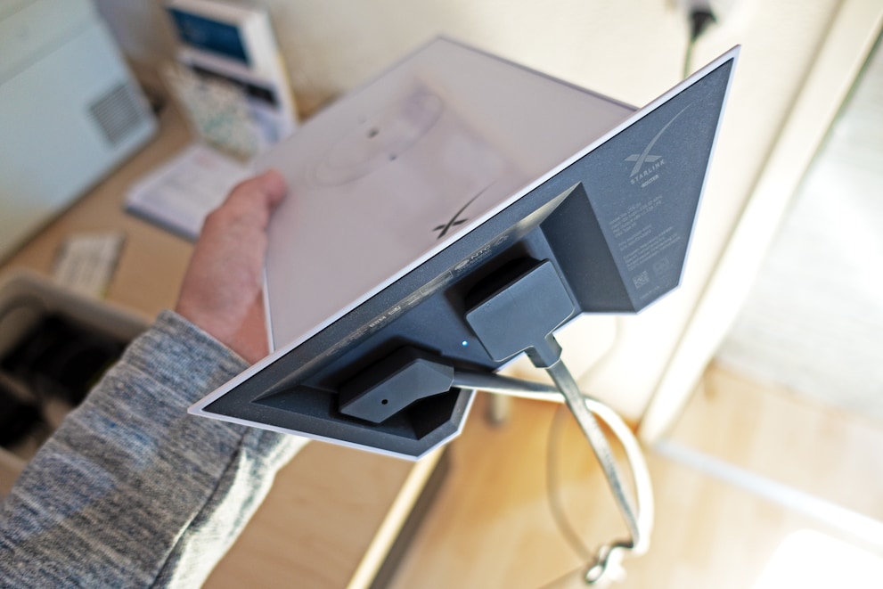 Der Starlink-Router hat nur zwei Kabeleingänge. Da ist weder ein Ethernet-Port noch ein USB-Anschluss, wie von anderen WLAN-Router gewohnt.