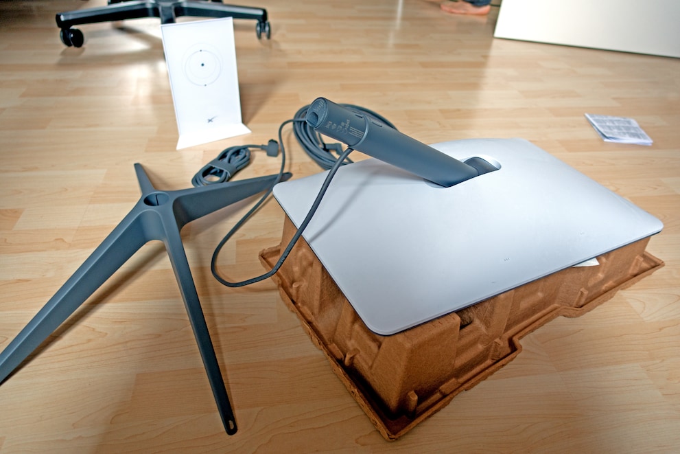 Das Starlink Standard Kit ist eher kompakt. Die Fläche der Satellitenschüssel beträgt nur 50 x 30 cm.