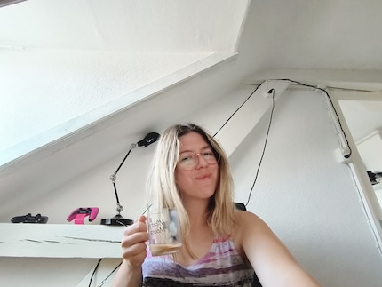 This is what I look like on the OnePlus Pad’s camera during video calls. The image is just okay. The person I’m talking to can hear me well.