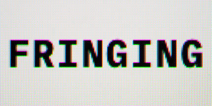 The notorious QD OLED colour fringes at high-contrast edges are only visible in a macro shot. However, these frayed edges make the text look less sharp – even at typical distances.