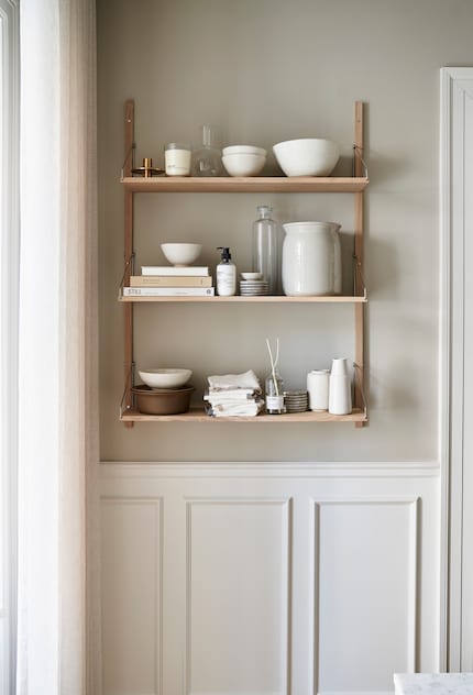 This shelf occupies wall space that would normally be lost and showcases a selection of bowls and books.