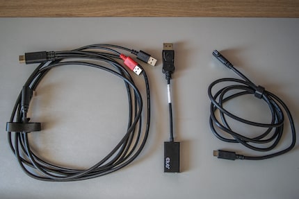 Mit USB-C (rechts) oder separat erhältlichem HDMI-zu-Displayport (die beiden links) bist du gut bedient, um das Artist Pro 14 anzuschliessen.