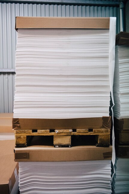 Getrocknet und zu Platten gepresst wird das recycelte Material verschickt.