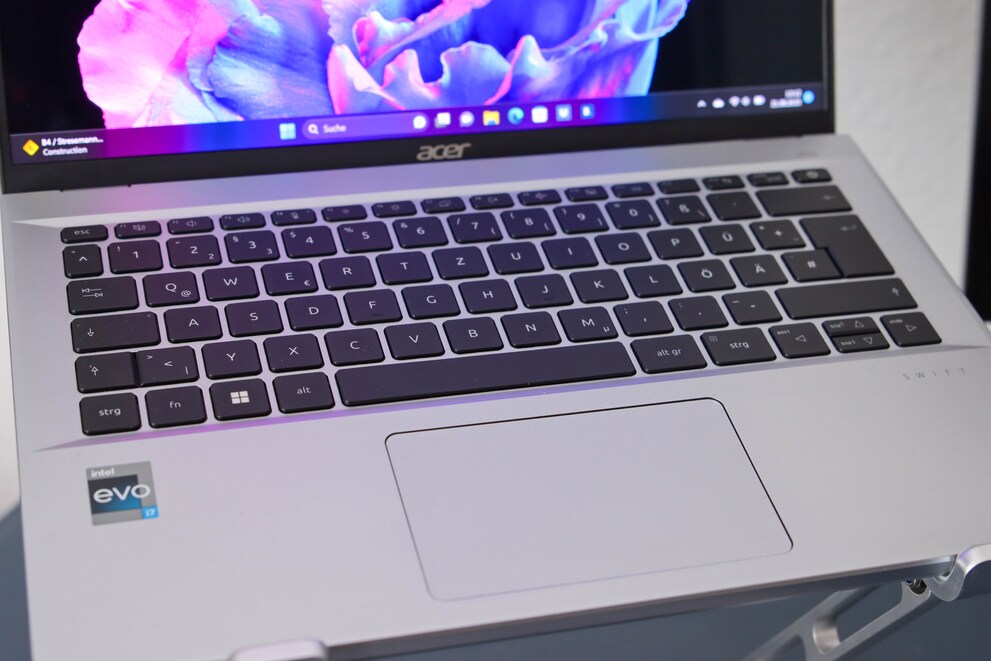 Ein vergleichsweise kleines Touchpad und eine durchschnittliche Notebook-Tastatur.