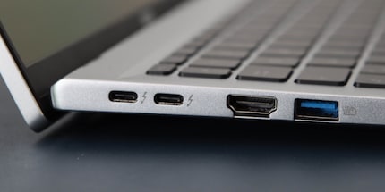 Die Anschlüsse auf der linken Seite des Swift Go 14.