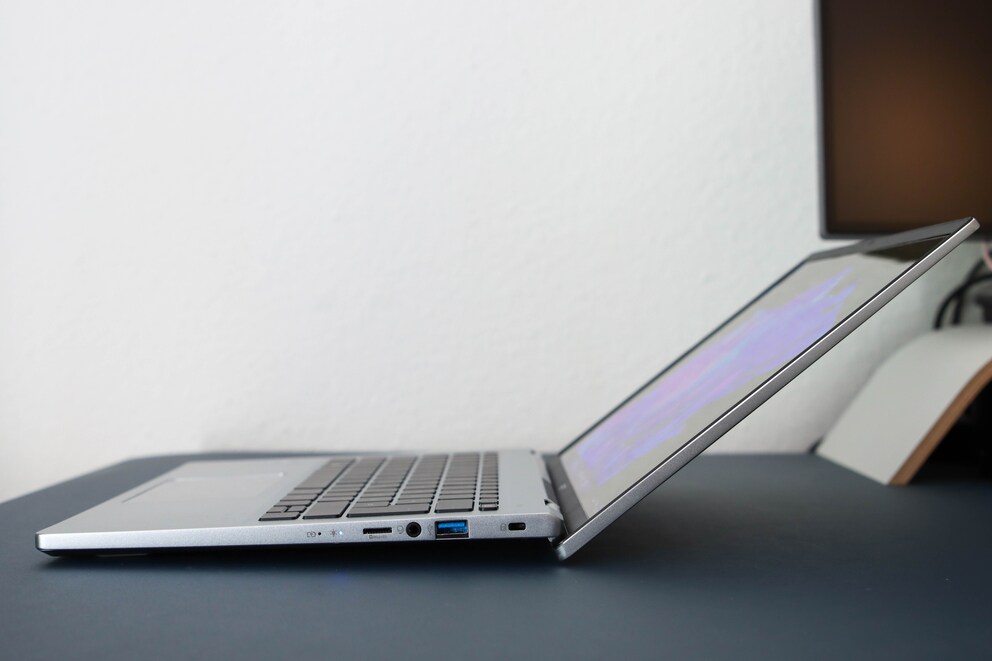 Der maximale Aufklappwinkel des Swift Go 14. Das Display hebt die Tastatur etwas an.