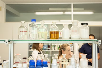 Ein Blick ins Laborregal. Die mit dem Zopf ist übrigens Fabienne Wach, Head of Research & Development.