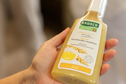 Bereit für den Export: das Ei-Öl-Shampoo mit arabischer Etikette. Das Shampoo riecht übrigens nach Eierlikör.