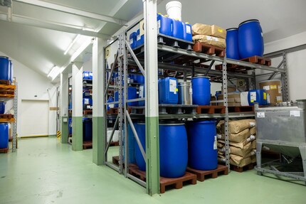 Hier werden die Kräuter in Säcken gelagert. Die daraus gefertigten Flüssig-Extrakte befinden sich in den blauen Gefässen.