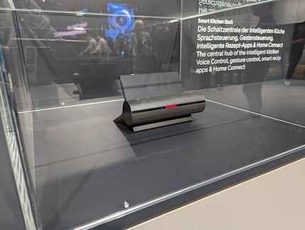 Das Smart Kitchen Dock lässt sich auch mit schmutzigen oder nassen Fingern bedienen.