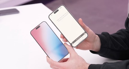 Ein Modell des iPhone 15 Pro im Vergleich mit dem iPhone 14 Pro: Die Displayränder sollen deutlich dünner sein.
