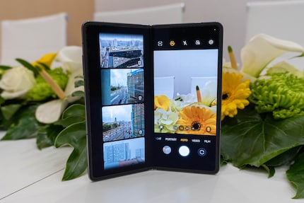 The camera app recognises that the display is only half closed and adjusts itself accordingly.