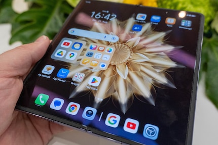The crease in the centre of the display is barely visible, and not just in the photo.