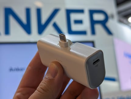 The Nano Powerbank can even be charged while your smartphone is charging.