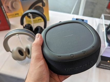 Urbanista Malibu: Handy Bluetooth speaker with solar foil and IP67 waterproof rating.