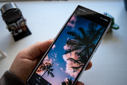 The front display of the Galaxy Z Fold5 shows good contrasts and offers very high brightness.
