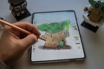 I can draw on the Galaxy Z Fold 5 no matter where I am.
