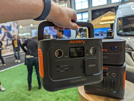 Jackery Explorer 300 Plus: Kompakt und mit Steckdose.