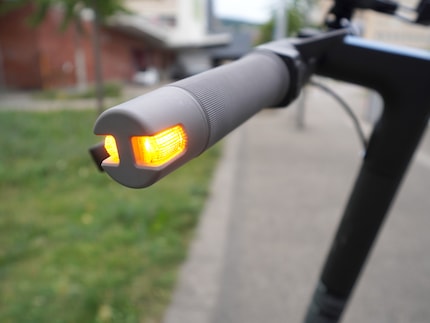 Der Blinker ist direkt in den Lenker integriert.