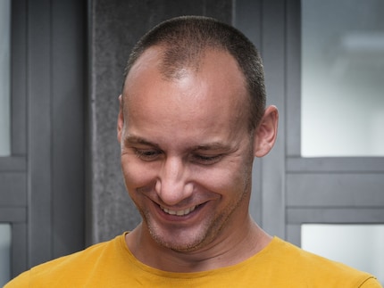 In the 100 per cent view, you can count Kevin’s remaining strands of hair. Click to enlarge.
