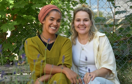 Rahel Kappes (left) and Mirjam Glättli have known each other since childhood. «Miah» is a project close to their hearts.