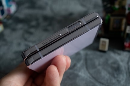 Das Galaxy Z Flip 5 lässt sich zwar nun bündig schliessen...