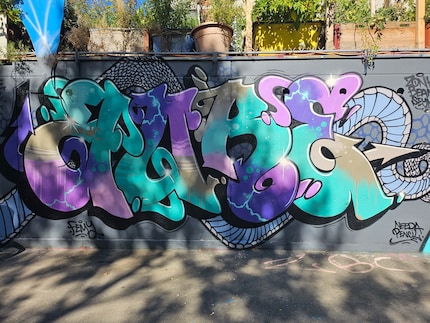 Bei einem Graffiti passen knallige Farben gut.