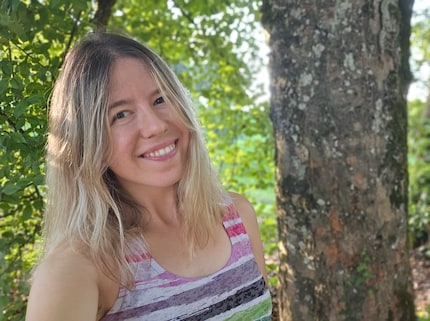 Selfies kommen gut, das Bokeh ist bei meinen Haaren aber etwas künstlich abgeschnitten und die Blätter sind zu scharf für die Distanz.