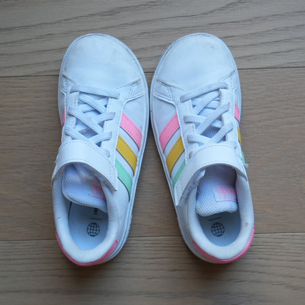 The tips of the shoes aren’t kissing, which means they’re the wrong way round.