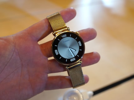 Das filigrane Milanaise-Armband wirkt bequem und passt gut zur kleinen GT4.