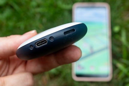 Der Pokémon Go Plus + kommt mit wenigen Knöpfen und einem USB-C-Anschluss aus.