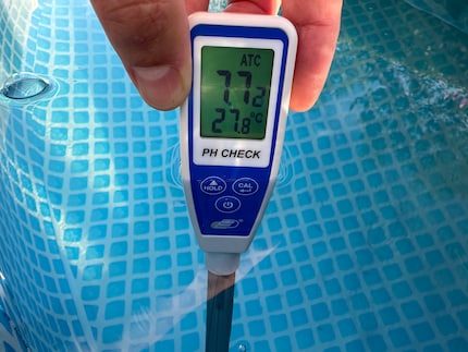It takes about a minute for the pH level indicated on the screen to stop jumping around.