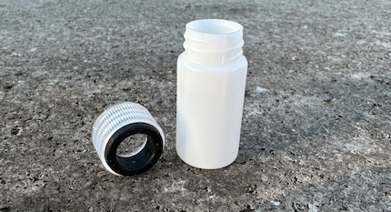 Though it might seem otherwise at first glance, the storage solution bottle doesn’t have a proper lid.