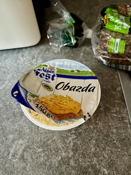 Obazda ist eine feine Sache. Die Käsecreme esse ich auch zu Hause gerne. Ohne enges Dirndl, versteht sich. Foto: Anika Schulz