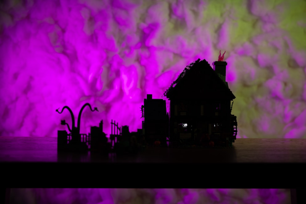 Beautiful in the dark, too – the magical silhouette of the set.