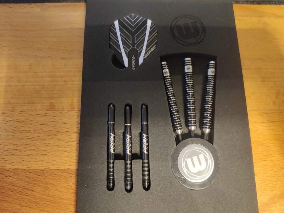 Im Lieferumfang der Winmau-Darts sind die Barrels, schwarze Prism Force Shafts, Prism Alpha Flights sowie der Point Guard enthalten. 