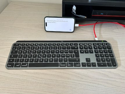 Wenns mal schnell gehen muss, kannst du eine Tastatur direkt ans iPhone anschliessen.