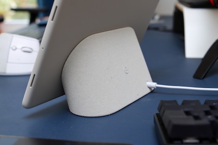 Der Standfuß macht das Pixel Tablet zu einem stationären Gerät.