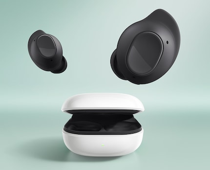 Die Buds FE kommen mit ovalem Touchpad und Silikoneinsätzen.
