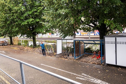 A variety of models: the new «Velogarage» is the shelter with the white doors on the far right.