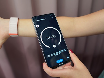 Der Sensor vorne am Pixel 8 Pro misst die Oberflächentemperatur.