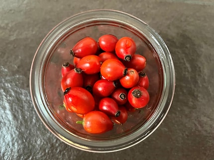 Superfood Hagebutte: Die roten Früchte sind ein wahrer Gesundheitscocktail voller Vitamine, Antioxidantien und wichtiger Mineralien.