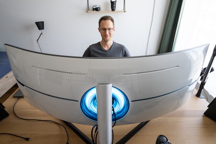 My monitor regularly has to give way to a test device. The 57-inch Samsung Odyssey Neo G9 was the largest to date.