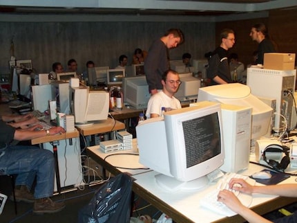 Lots of beige instead of RGB: in the early years, CRT screens and clunky cases dominate LAN parties.